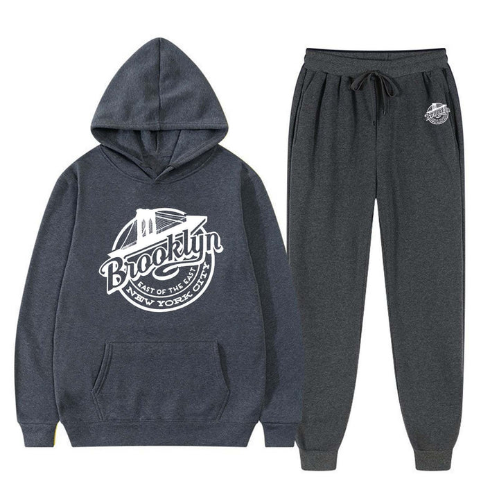 Kvinnes avslappende sweat suit med stilfull Brooklyn trykk Skjora