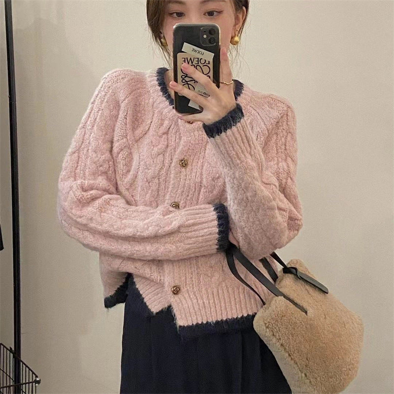 Kvinnens chunky strikk cardigan med elegant kabelmønster og dekorative knapper Skjora