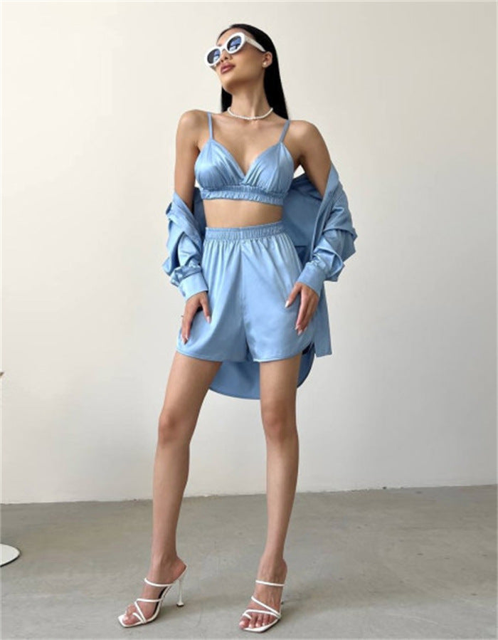 Damefashionsett laget av glatt bluse topp og korte bukser Skjora