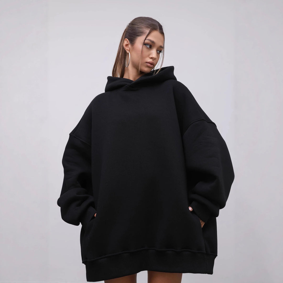 Damer Oversized Hoodie med praktiske lommer og høy-hals krage Skjora