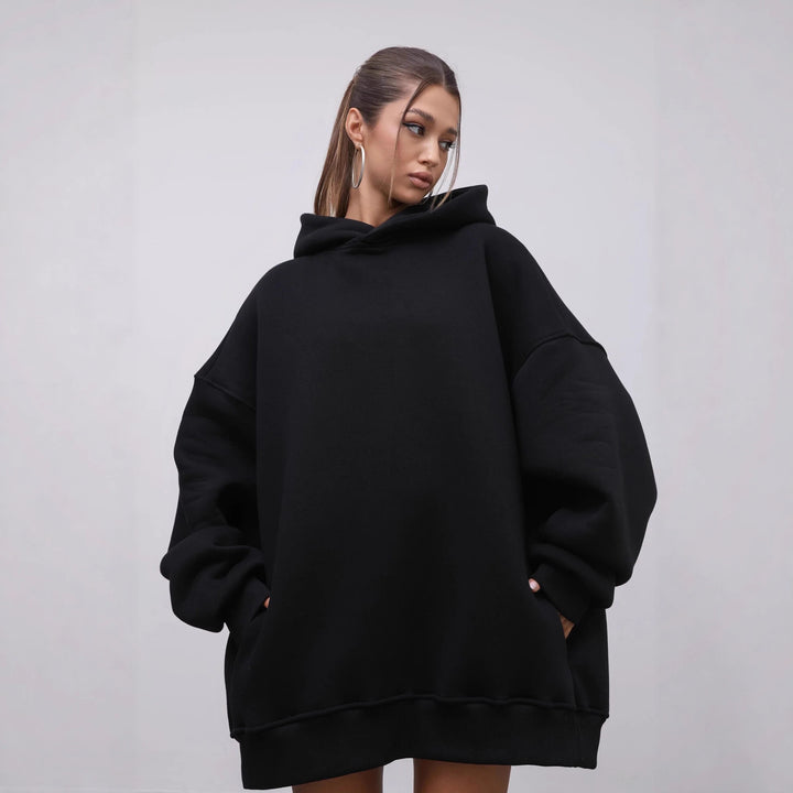 Damer Oversized Hoodie med praktiske lommer og høy-hals krage Skjora