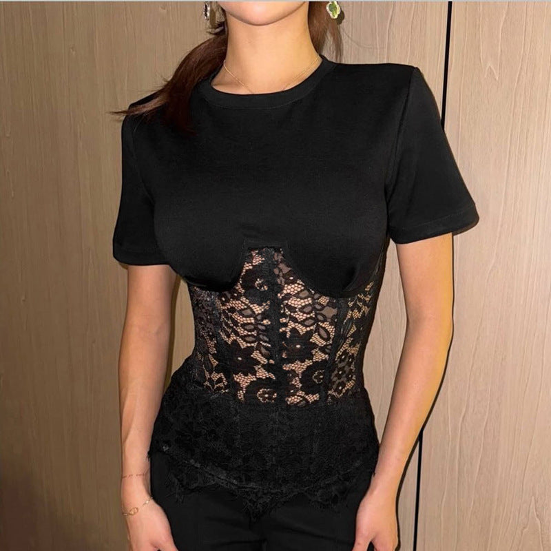 Damebluse med spissdetaljer og figursydd design Skjora