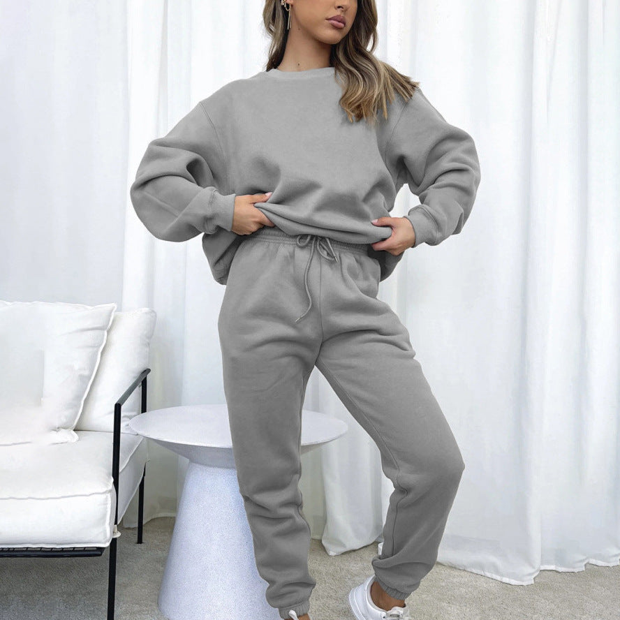 Kvinnelig koselig sweatshirt sett med kortermet genser og elastiske bukser Skjora