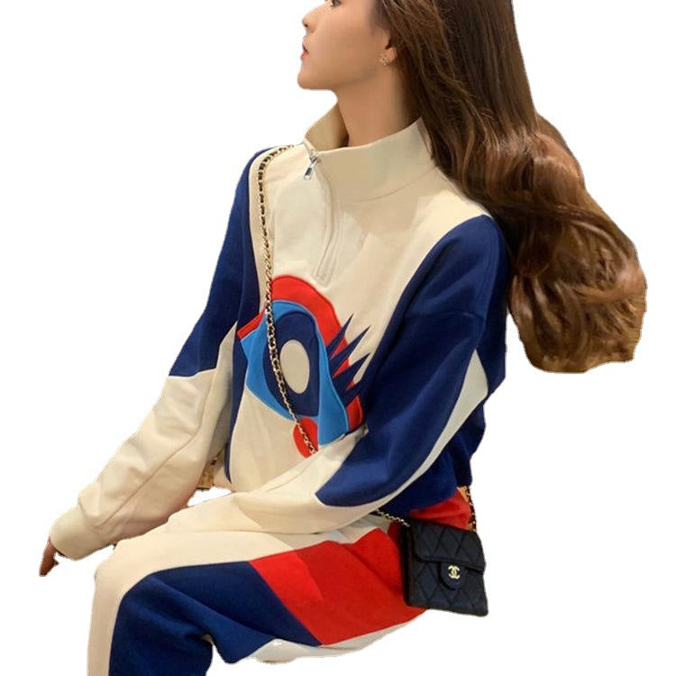 Kvinnelig sporty dress med høy krage og moderne grafisk design Skjora