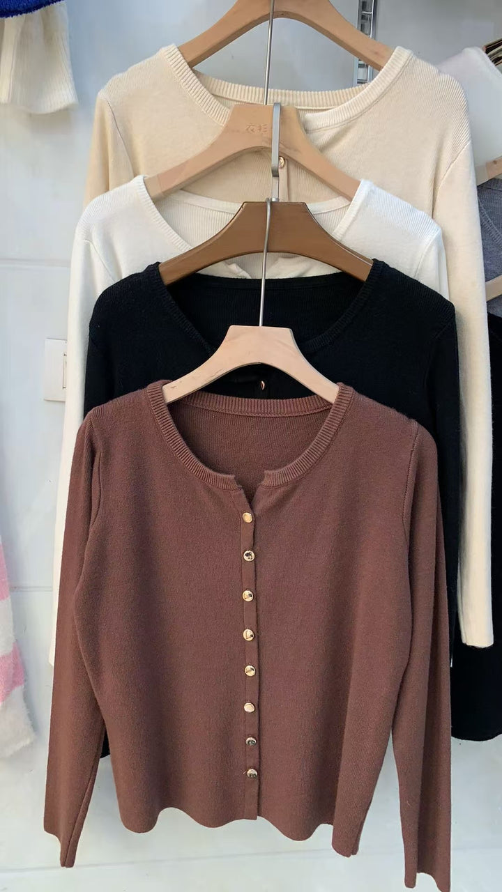 Kvinnelig elegant cardigan med knappe-detalt og mykt materiale Skjora