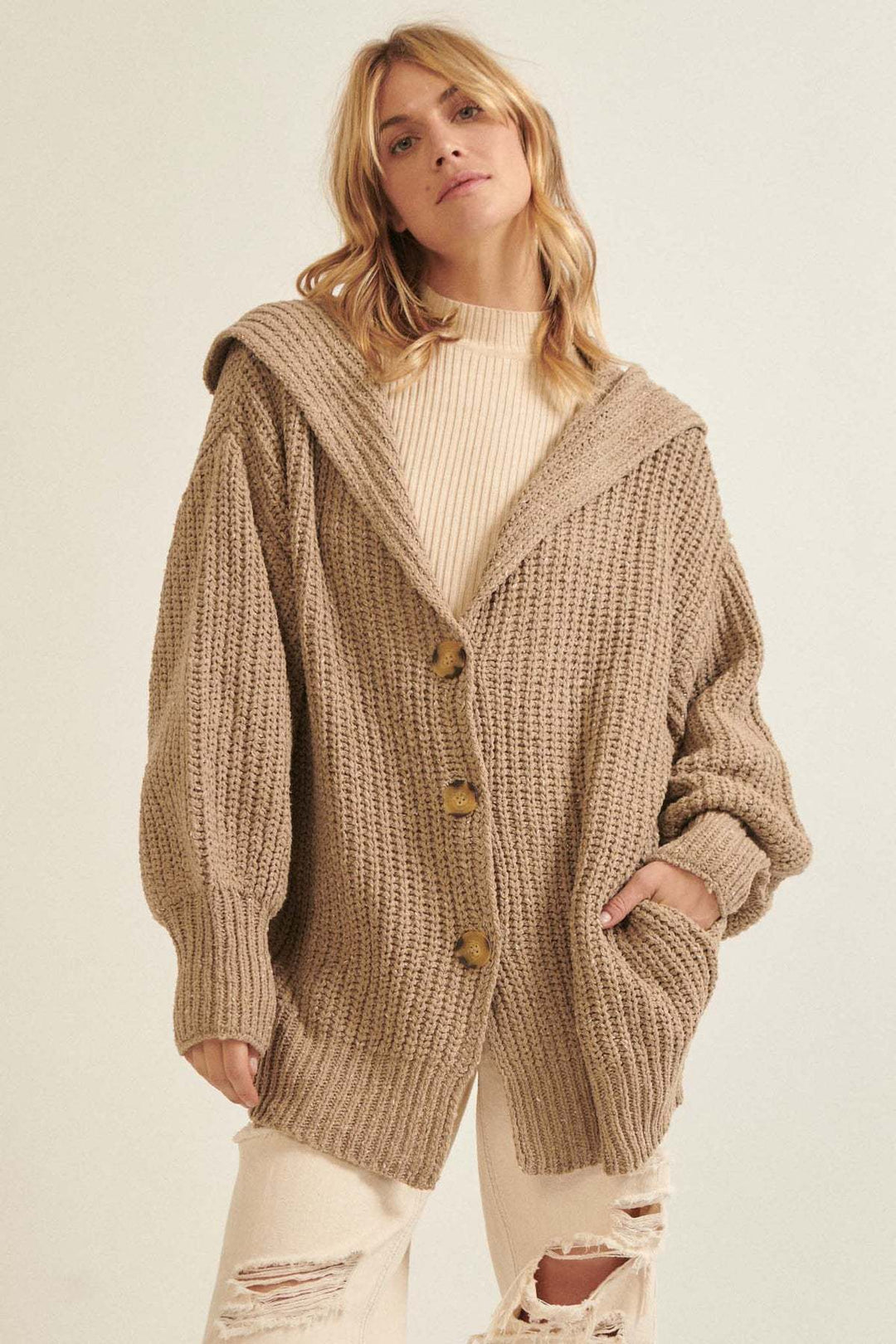 Dame chunky strikk cardigan med moderne klaffekrave og dekorative knapper Skjora