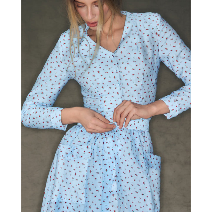 Kvinnens Maxi Silhouette Kjole med Elegante Rynkedetaljer og Knappestolpe Skjora