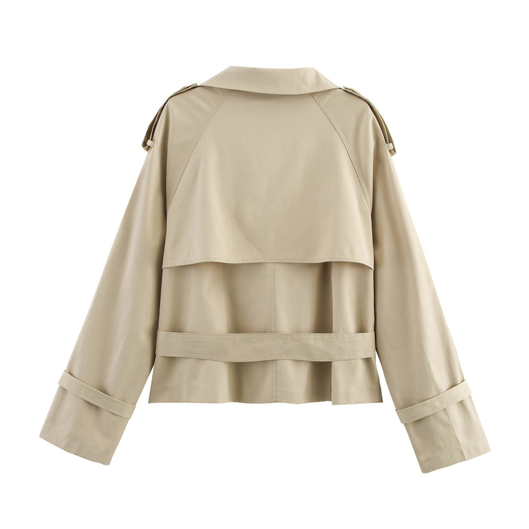 Dame moderiktig trenchcoat med asymmetrisk knappestolpe og belte i midjen Skjora