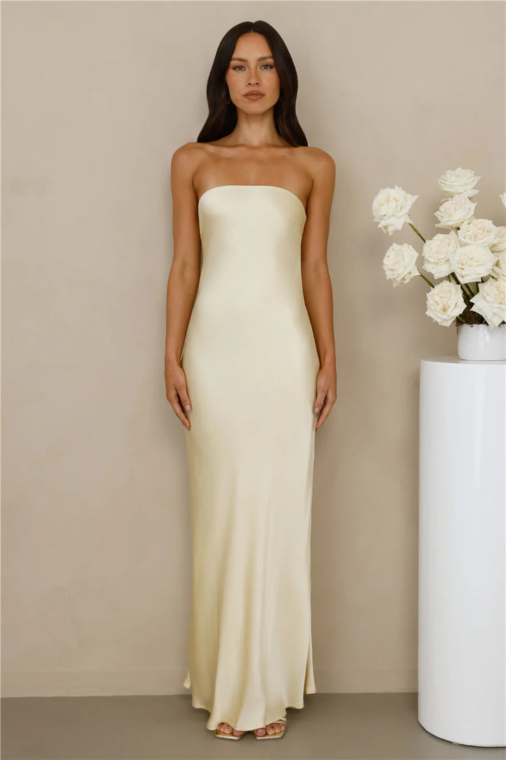 Kvinnenes elegante av-shoulder maxi kjole laget av satinlignende materiale