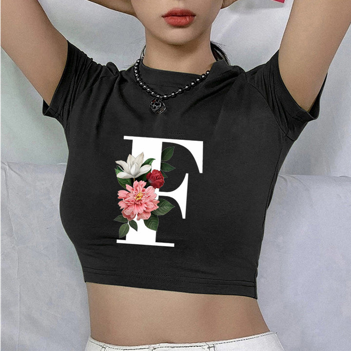 Dame cropped T-skjorte med blomstrede initialdesign Skjora
