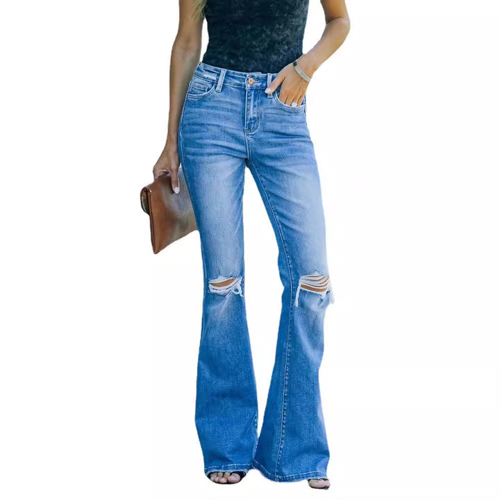 Kvinnes flared jeans i vintage stil med moderne ødelagte effekter