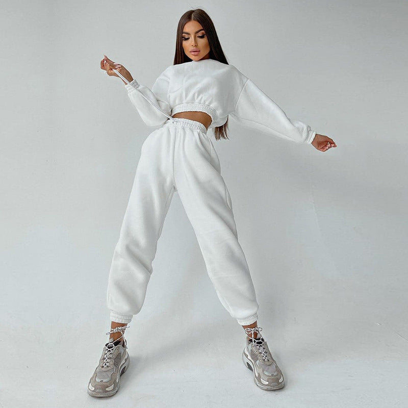 Kvinnelig sporty cropped sweat-set med elastisk midjebånd og praktiske lommer