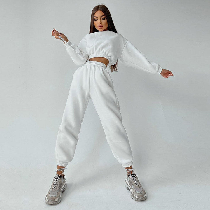 Kvinnelig sporty cropped sweat-set med elastisk midjebånd og praktiske lommer