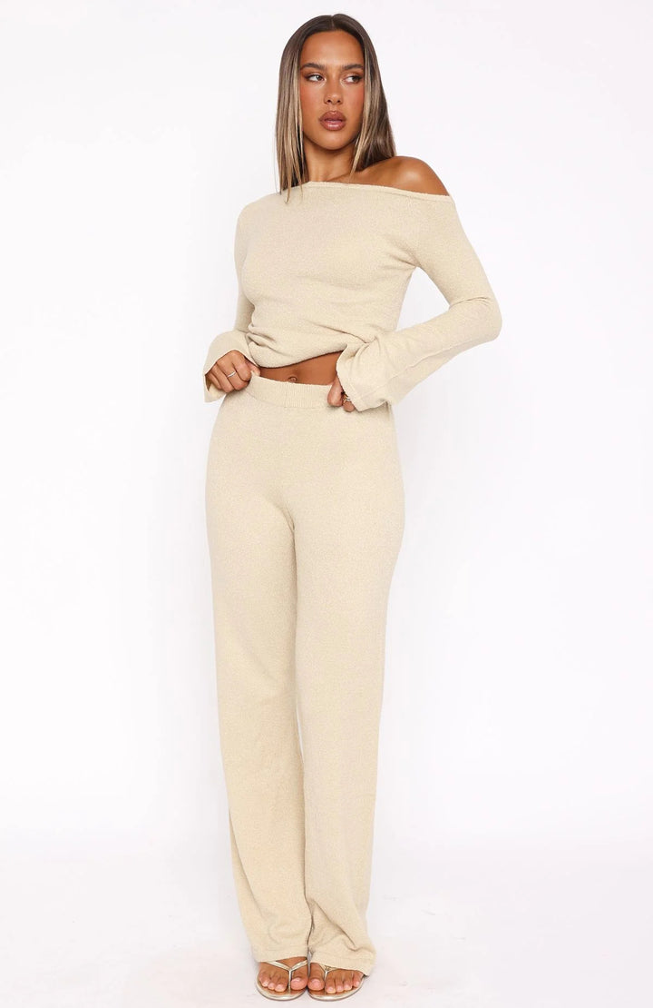 Kvinnes elegant strikkedrakt med av-shoulder bluse og bred buksebein Skjora