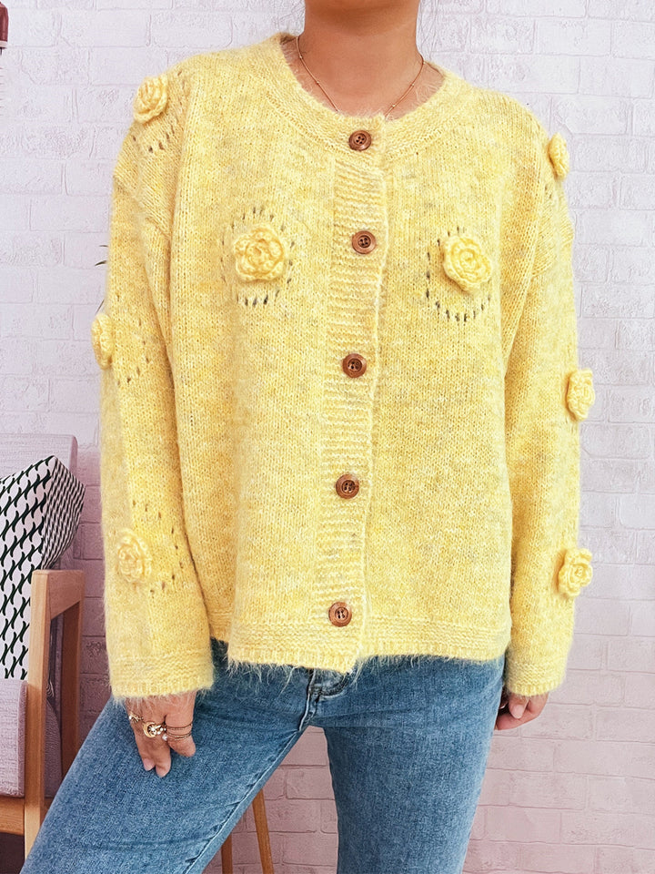 Kvinnenes koselige cardigan med blomsterapplikasjoner og knappelukking Skjora