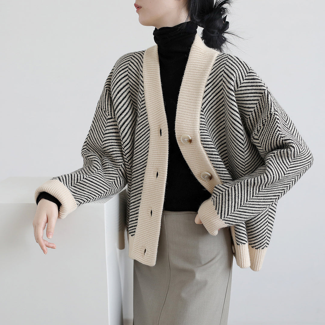 Damer moteriktig cardigan med sikksakkmønster og elegante knapper Skjora