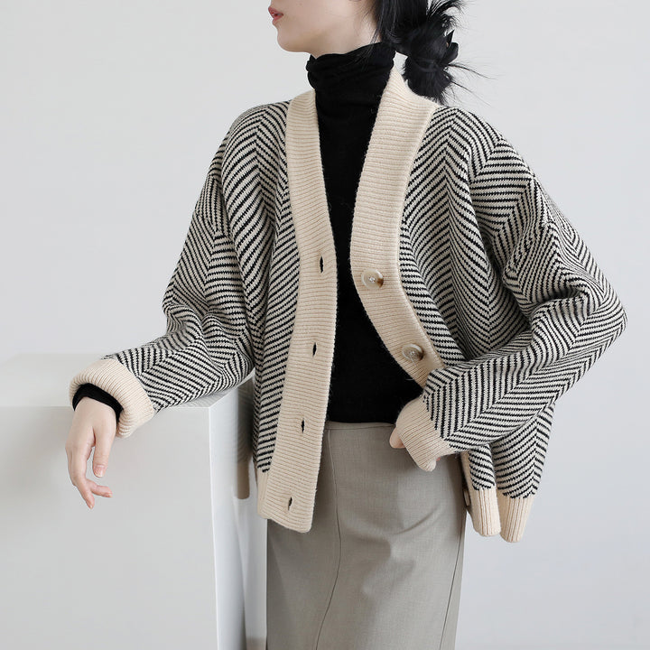 Damer moteriktig cardigan med sikksakkmønster og elegante knapper Skjora