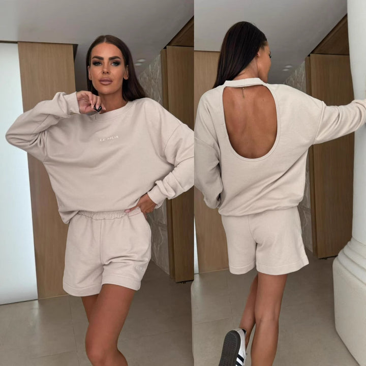Kvinnelig casual fritidssett med oversized sweatshirt og komfortable shorts Skjora