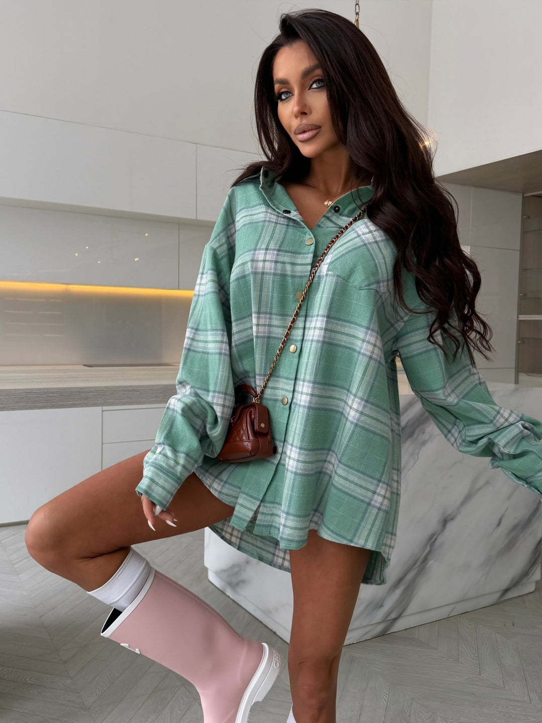 Kvinnes elegant rutete bluse med oversized snitt og knappestolpe Skjora