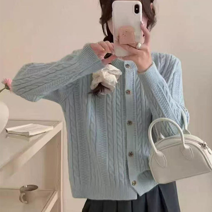 Damer elegant cardigan med kabelmønster og dekorative knapper Skjora
