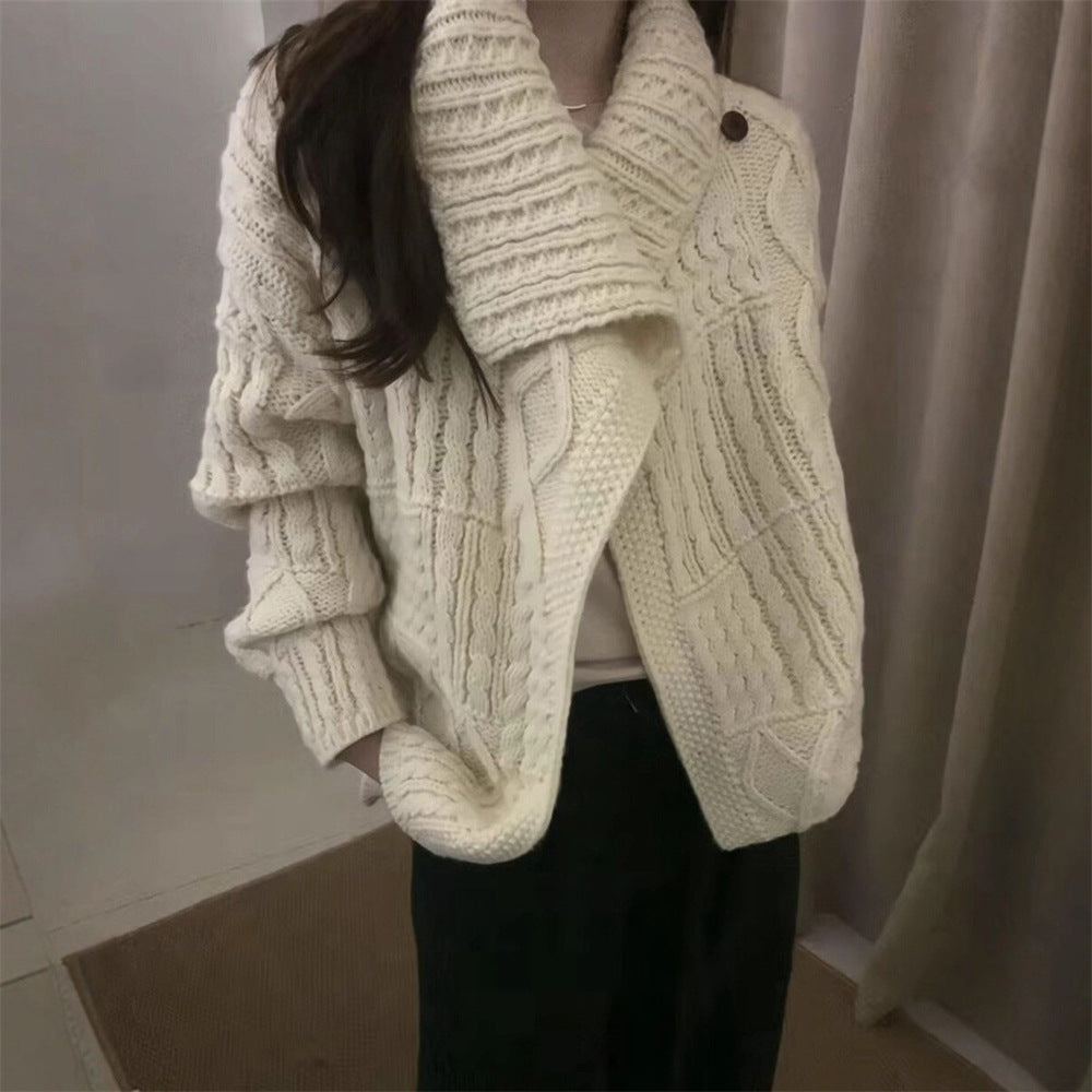 Kvinnens cardigan med intrikat kabelmønster og mykt materiale Skjora