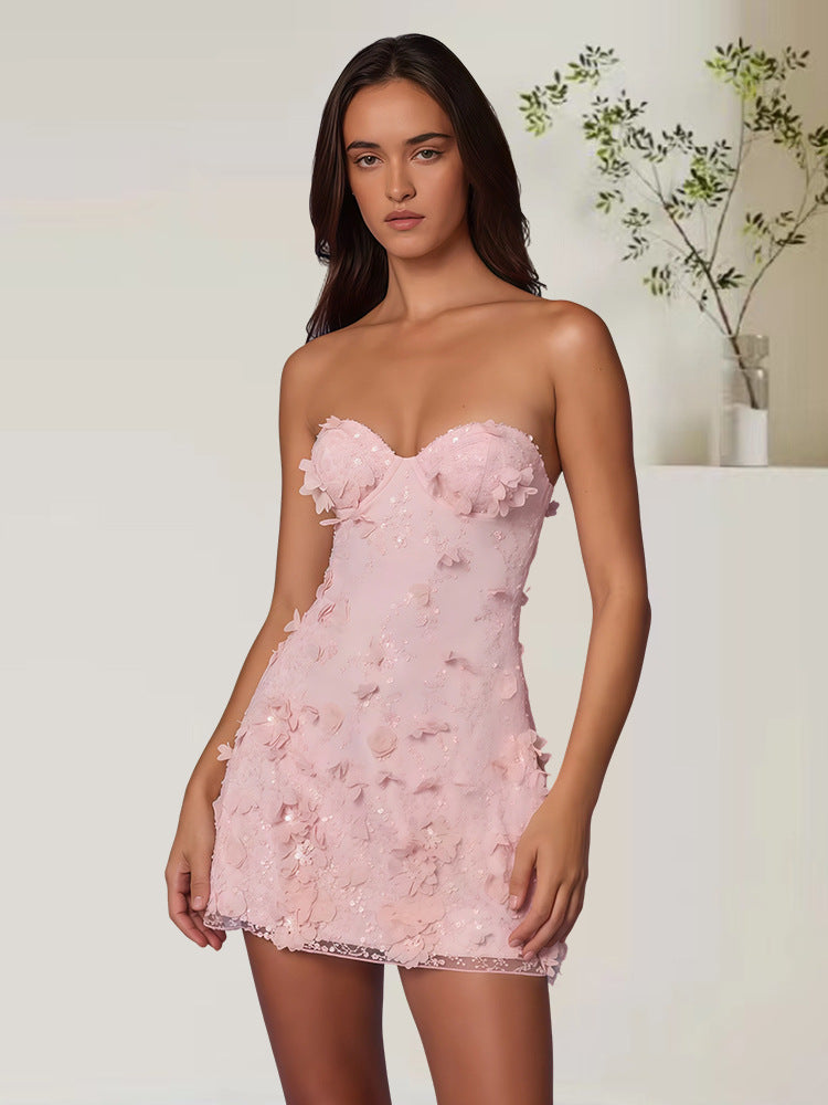 Kvinnenes cocktailkjole med av-bare- skuldre design og blomster 3D applikasjoner Skjora