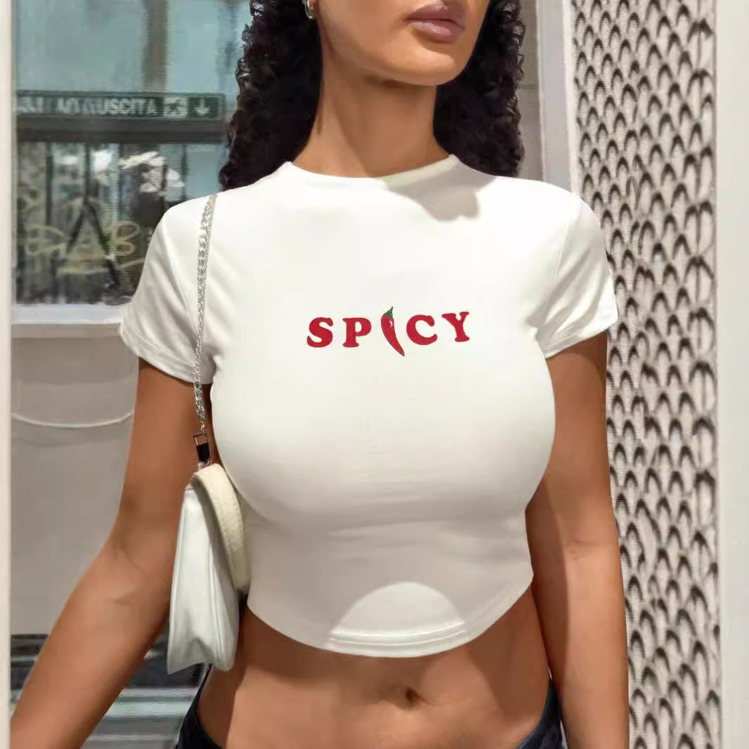 Dame Crop-Top med kreativ grafisk design og moderne skrift Skjora