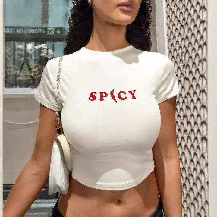 Dame Crop-Top med kreativ grafisk design og moderne skrift Skjora