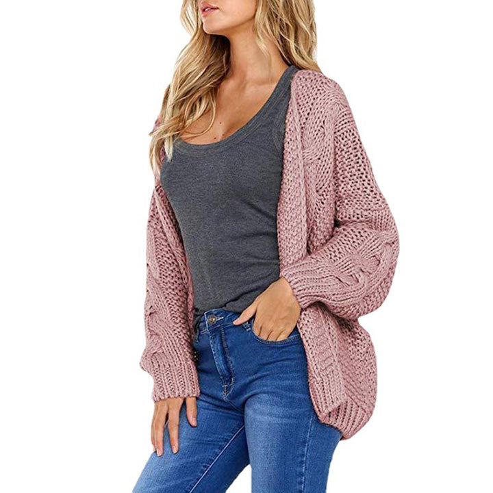 Kvinnelig chunky strikket cardigan med elegant kabelmønster og løs passform Skjora
