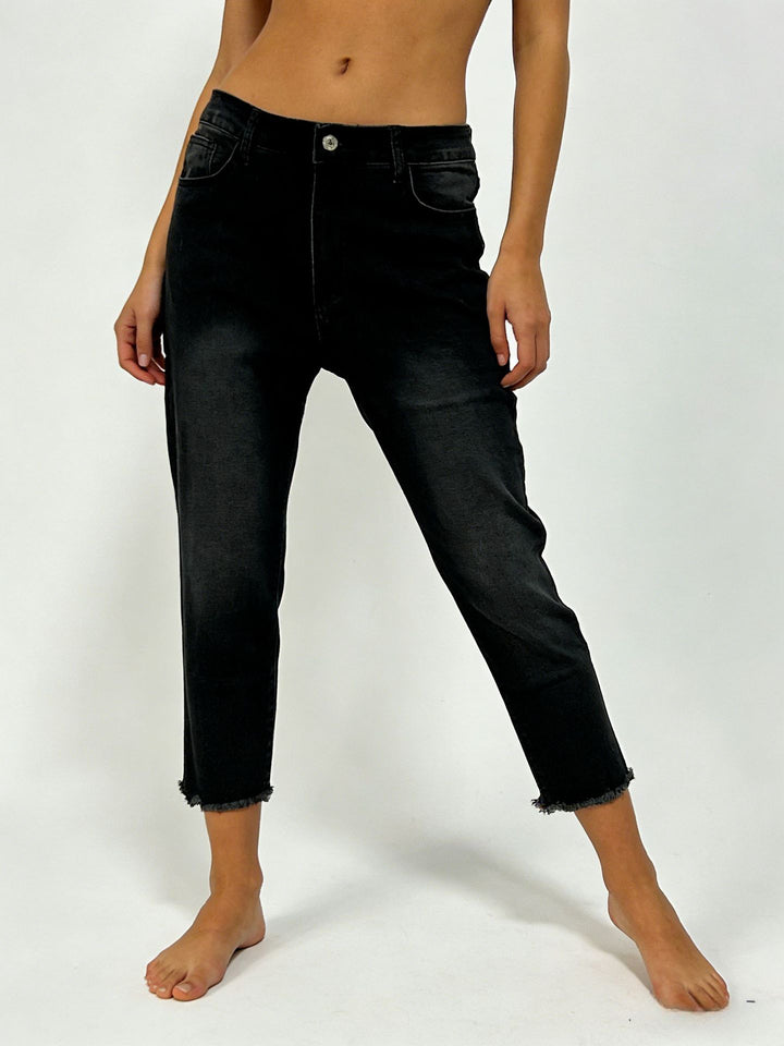 Dame casual high-waist jeans med frynset kant og trendy snitt Skjora