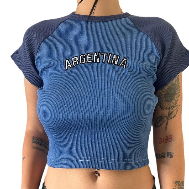 Dame cropped T-skjorte med brodert tekst Skjora
