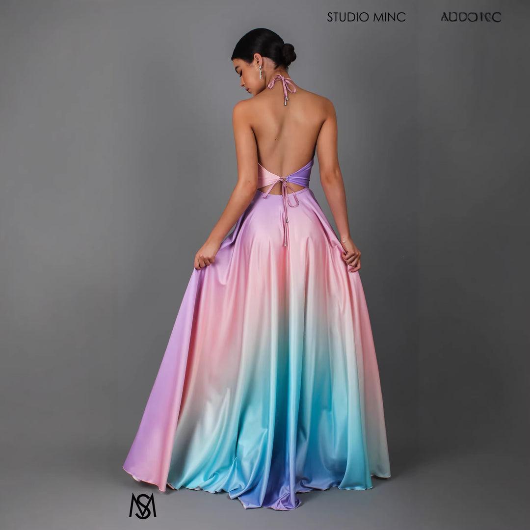 Kvinnelig Elegant Maxi Kjole med Stilfull Halter Neck og Glatt Satin Utseende