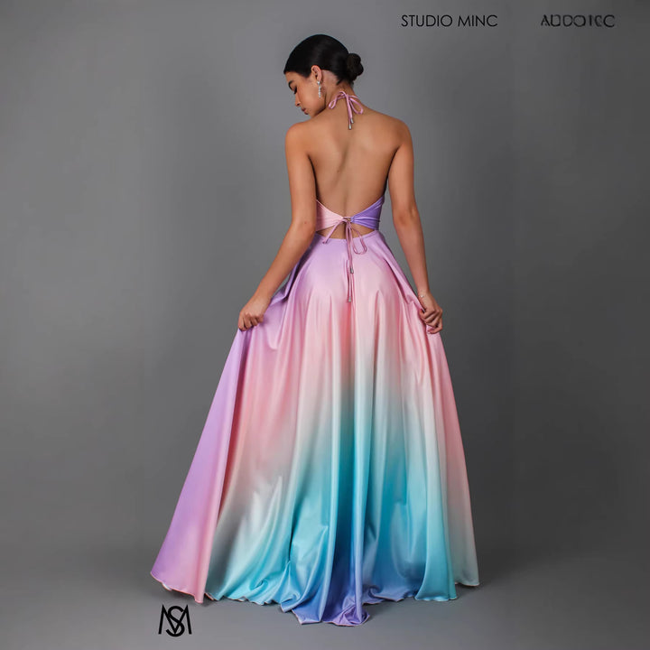Kvinnelig Elegant Maxi Kjole med Stilfull Halter Neck og Glatt Satin Utseende
