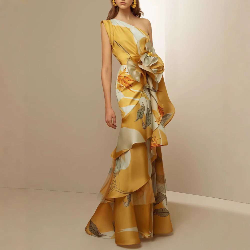 Dames elegant asymmetrisk kveldskjole med flytende skjørt og iøynefallende volanger detaljer