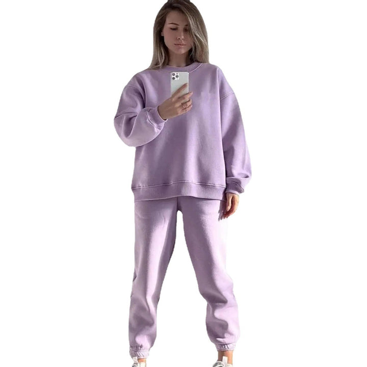 Dame uformell sweatshirt og jogger-sett laget av mykt materiale med elastisk midjebånd og høy bærekomfort Skjora