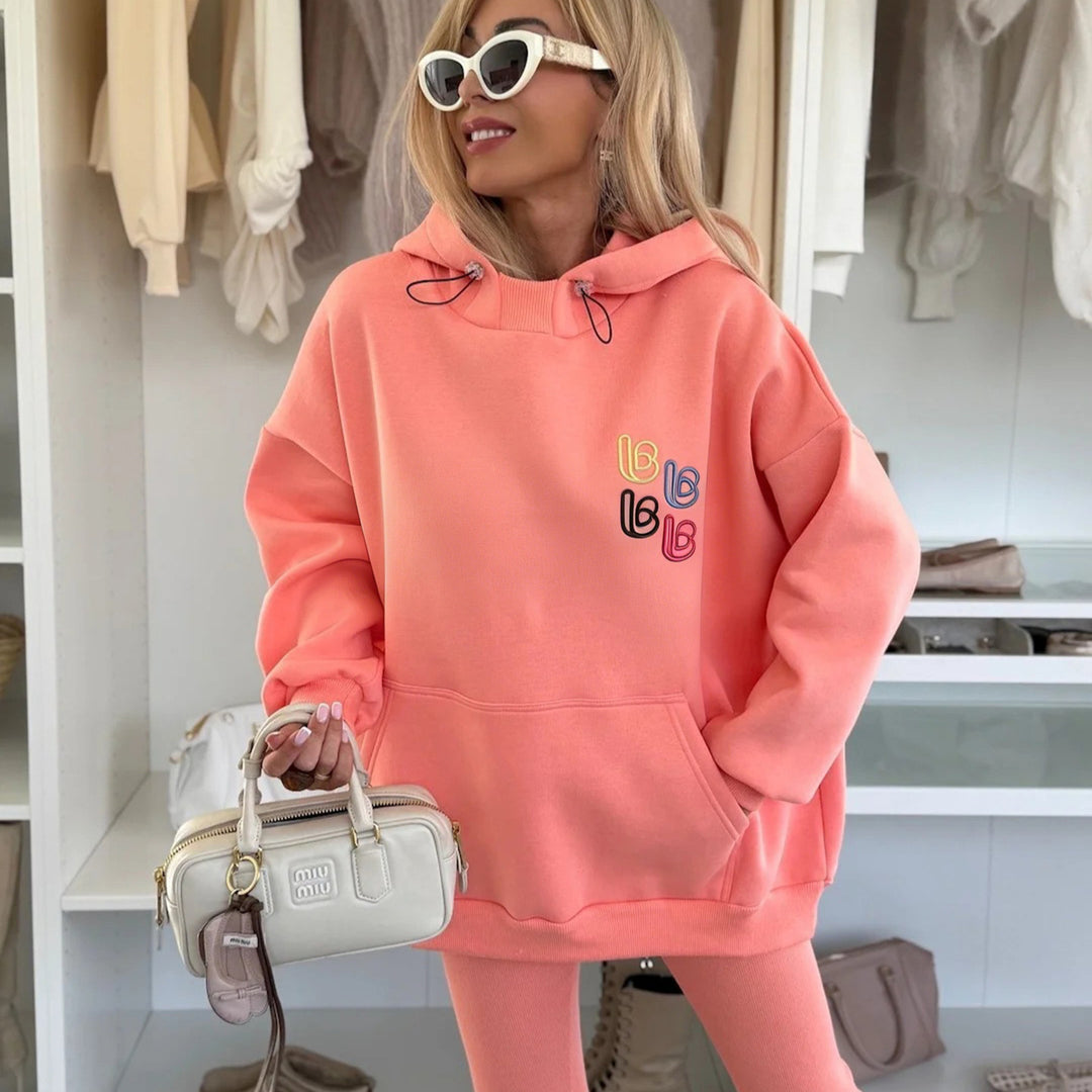 Kvinnens avslappede oversized hettegenser med fargerik logo og kengurulomme Skjora
