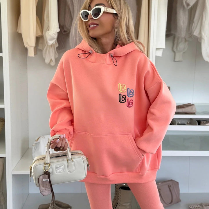 Dame Oversized Hoodie med Fargerik Logo og Komfortable Leggings Skjora