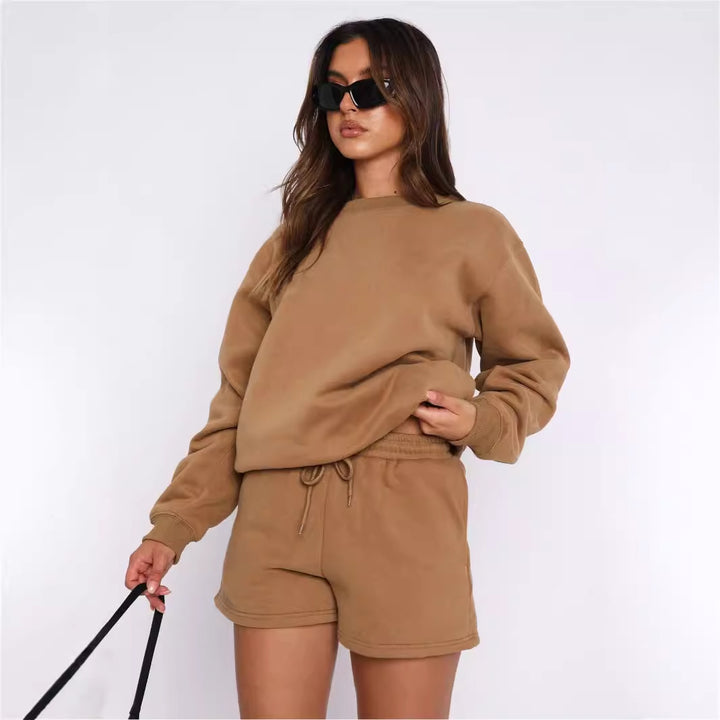 Kvinnenes avslappede sweat-sett med komfortabel topp med korte ermer og koselige shorts Skjora