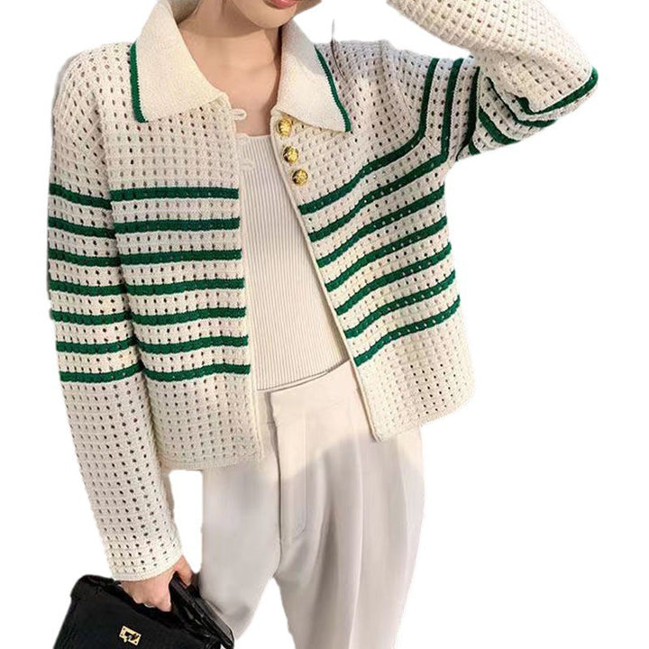 Kvinnes trendy cardigan med dekorative knapper og stripemønster Skjora