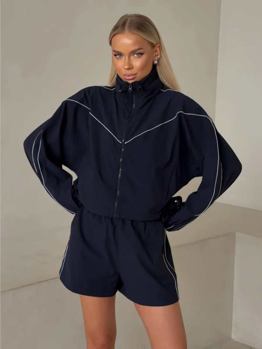 Kvinnelig sporty jakke med shorts i moderne utendørs stil Skjora