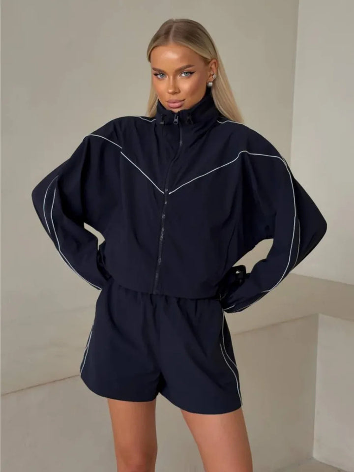 Kvinnelig sporty jakke med shorts i moderne utendørs stil Skjora
