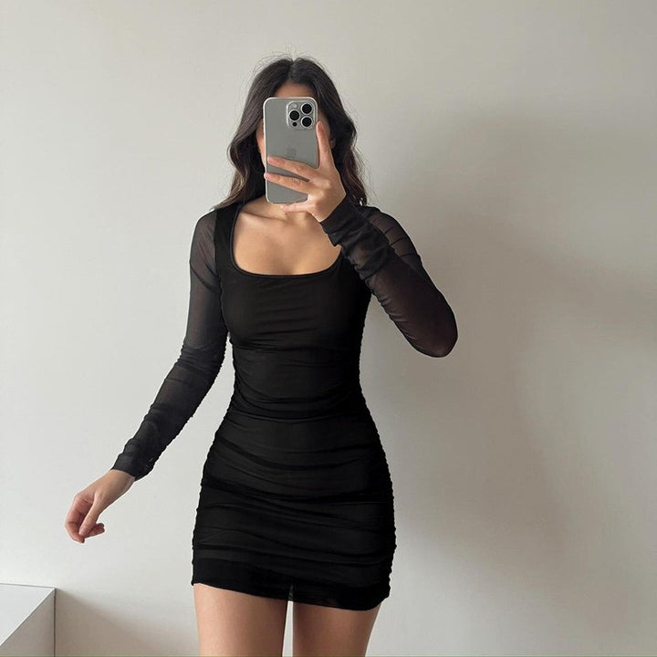 Dame figurtilpasset minikjole med transparente langermede innsatser og volangdetaljer Skjora