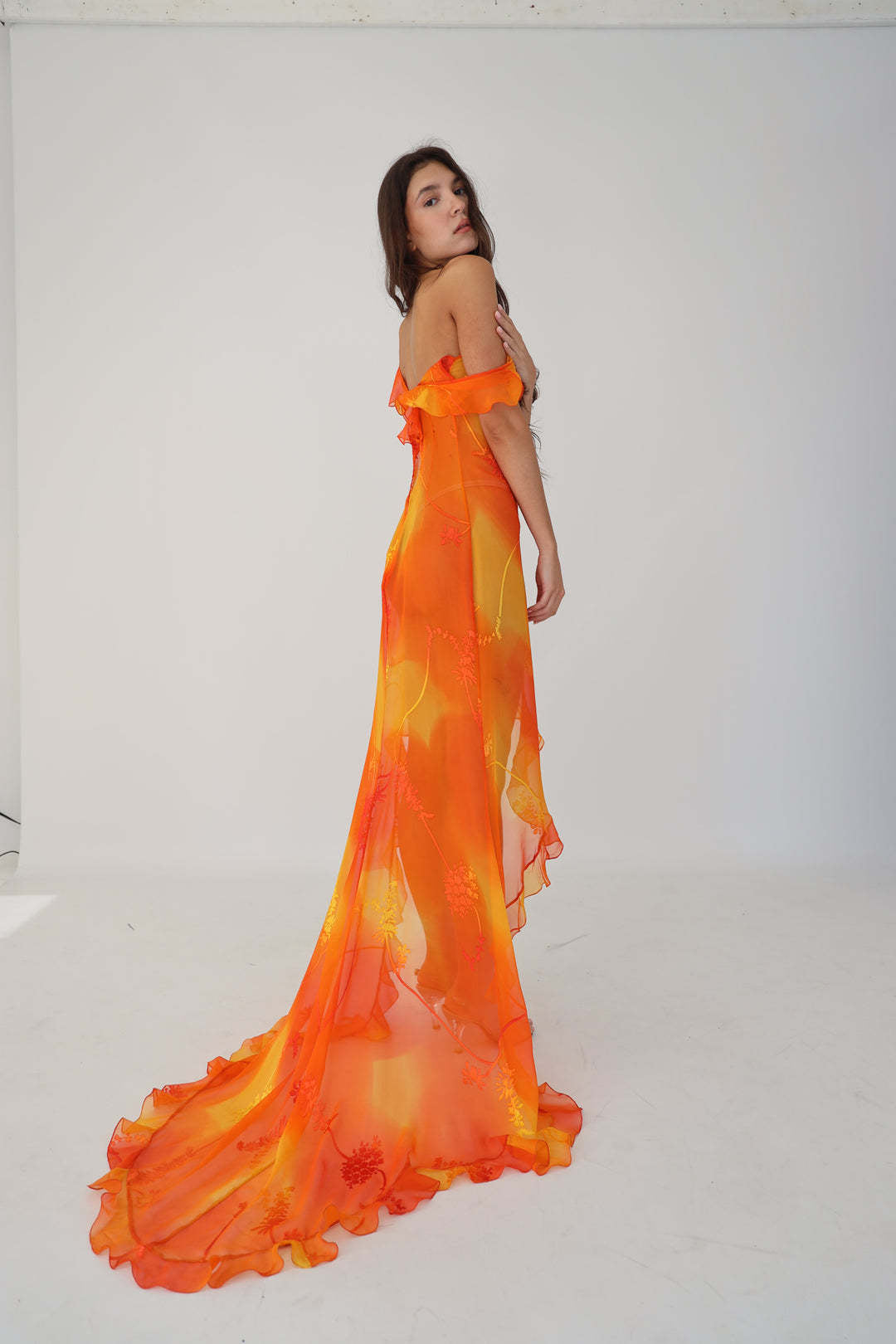 Damer elegant maxikjole med lekne volangdetaljer og dyp slits Skjora