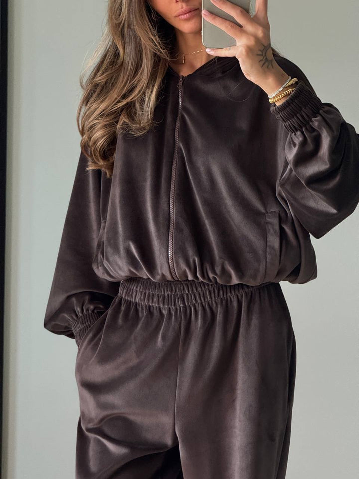 Kvinnens fleece loungewear-drakt med moderne glidelås og løs passform