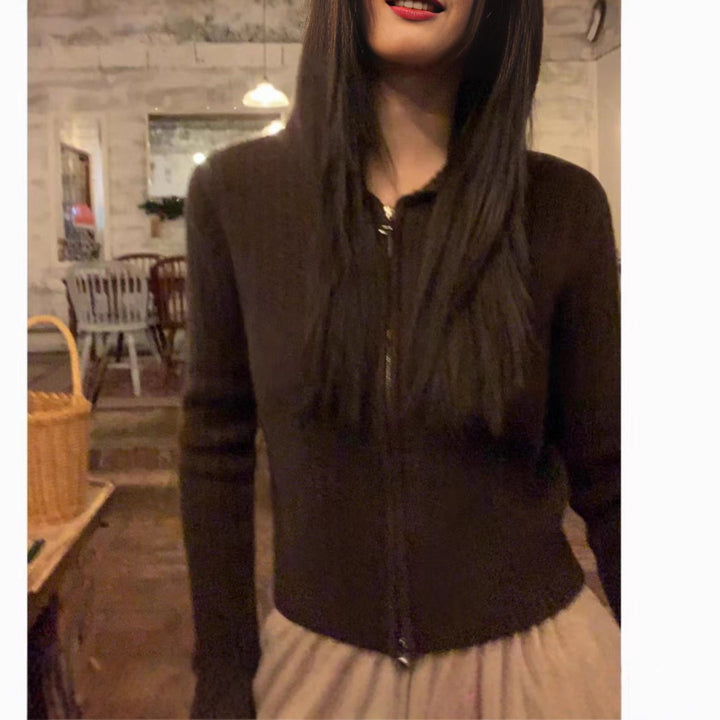 Damer fashionabel hettejakke med fine ribbestrikkede detaljer Skjora