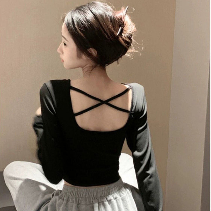 Kvinne langermet crop top med kryssrygg og elegant V-hals