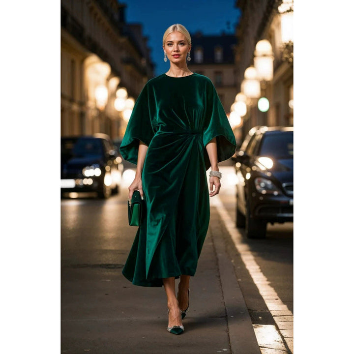 Dame aftenkjole i elegant fløyelsdesign med voluminøse ermer og timeglass-silhuett Skjora
