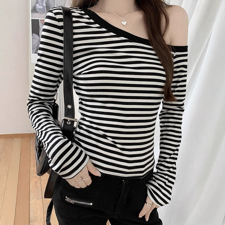 Dame Off-Shoulder topp med moteriktig stripemønster og figurnær passform Skjora