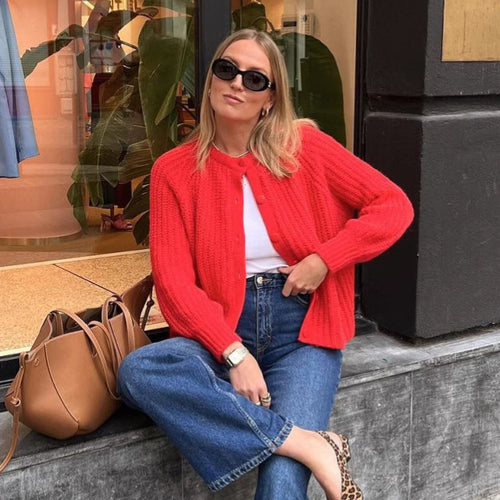 Kvinne koselig cardigan med vertikal ribbestruktur og store knapper Skjora