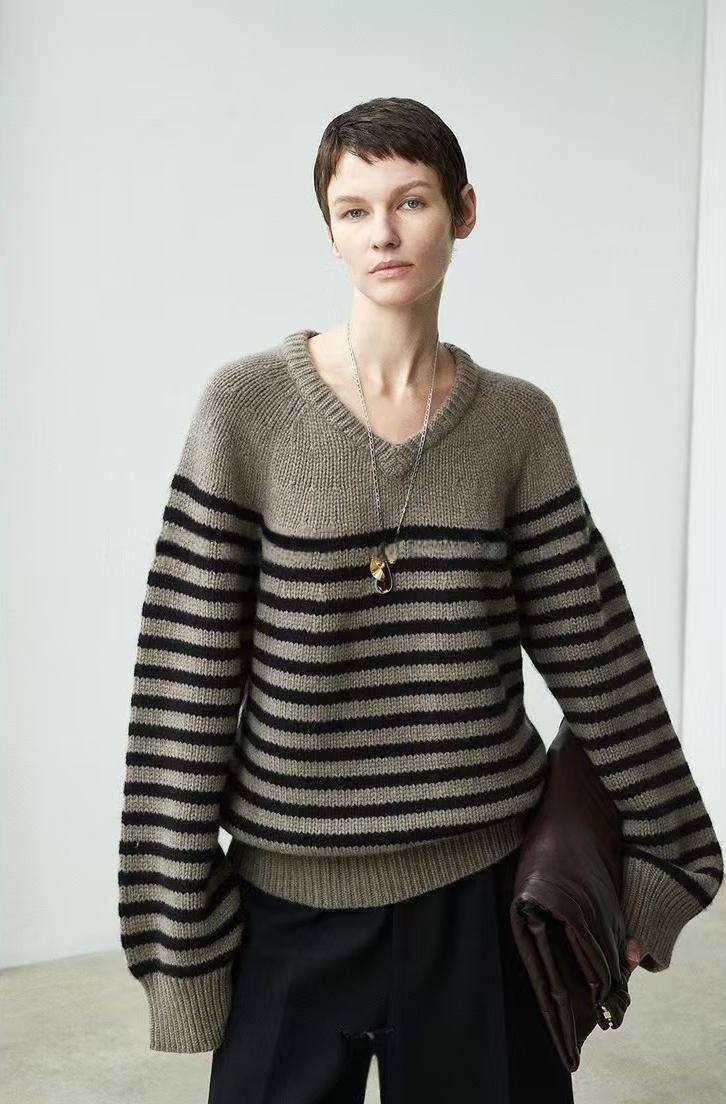 Dame casual V-hals genser med striper Skjora